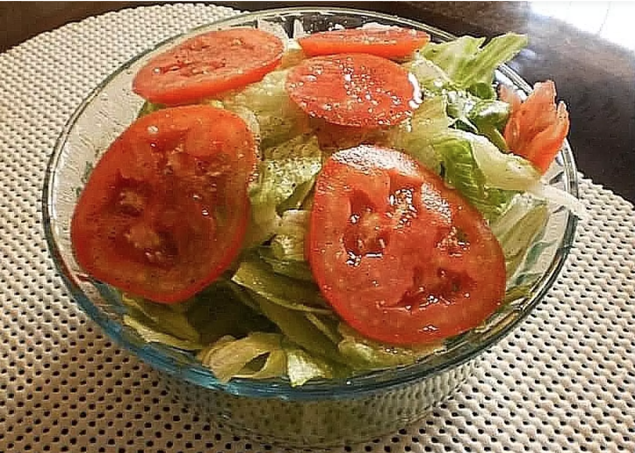 Ensalada de lechuga y tomate con atún en conserva.